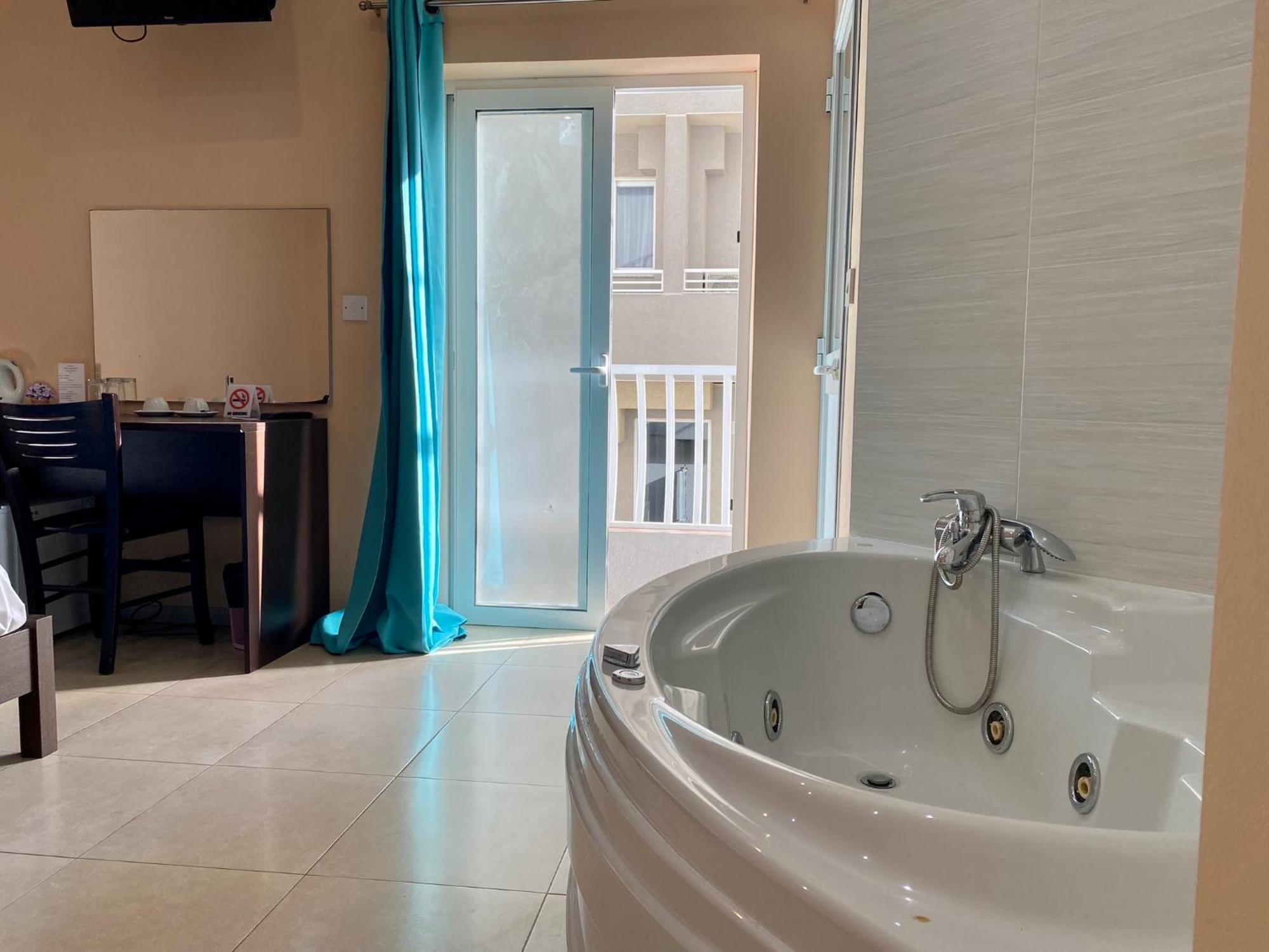 Malta Paradise Hotel San Ġiljan Kültér fotó
